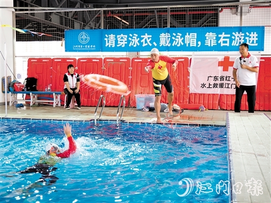 廣東省紅十字水上救援江門大隊隊員演示救溺方法。