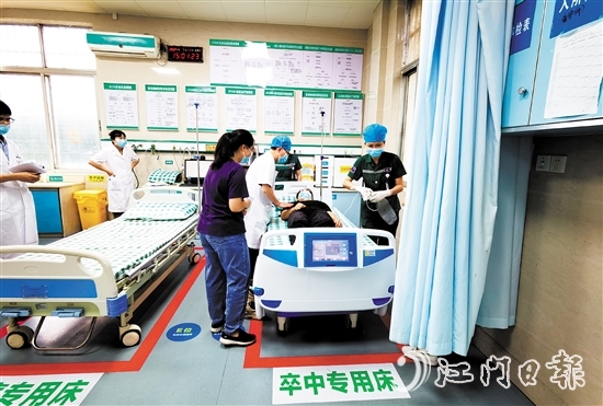 恩平市人民醫(yī)院卒中中心組織開展急性腦卒中應(yīng)急救治演練。