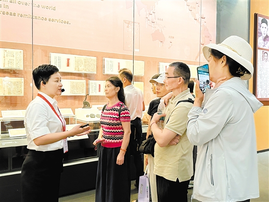 深中通道開通后，深圳游客在中國僑都華僑華人博物館“打卡”。