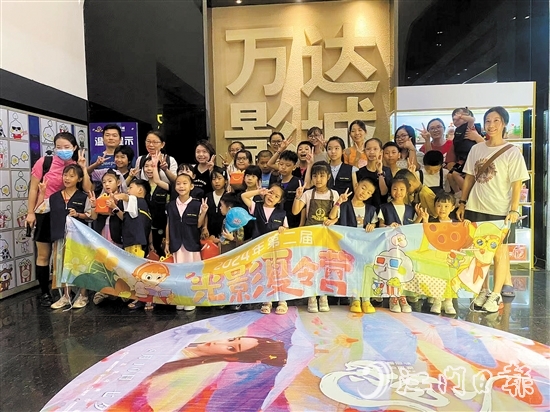 暑假檔眾多影片“扎堆”上映，吸引不少消費(fèi)者前來(lái)觀看。