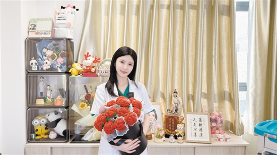 吳海濤和懷孕患者送來的小禮物合照。