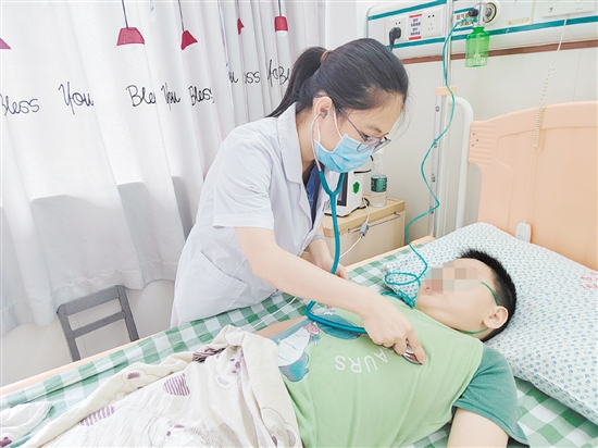 醫(yī)生為溺水兒童查看身體情況。