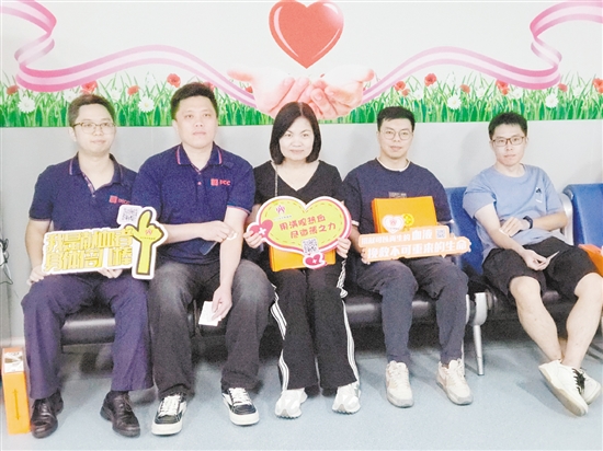 保險(xiǎn)從業(yè)人員獻(xiàn)血熱情高漲，彰顯了行業(yè)的社會(huì)責(zé)任感。