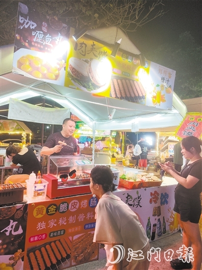 夜幕降臨，合優(yōu)集市各攤位“煙火氣”升騰，特色美食、小吃紛紛出爐。
