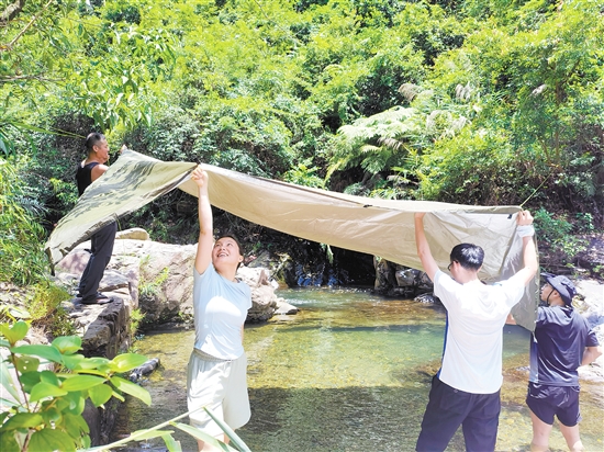 夏季，市民在戶外露營(yíng)時(shí)搭棚防曬。