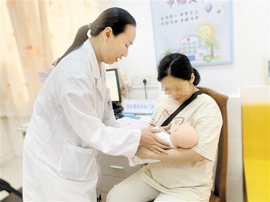 醫(yī)護(hù)人員宣教科學(xué)母乳喂養(yǎng)的正確姿勢(shì)。
