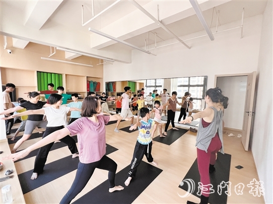 居民參加永賢社區(qū)舉辦的活力健身操及親子瑜伽“鄰”距離健康系列活動。
