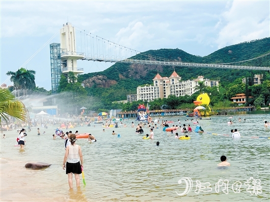 近期，新會(huì)古兜溫泉度假區(qū)陽光沙灘水公園里每天都有絡(luò)繹不絕的游客。