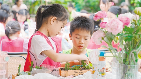 江門職工子女托管活動(dòng)深受歡迎，但是“一位難求”。圖為職工子女在上實(shí)踐課，體驗(yàn)種植多肉植物。