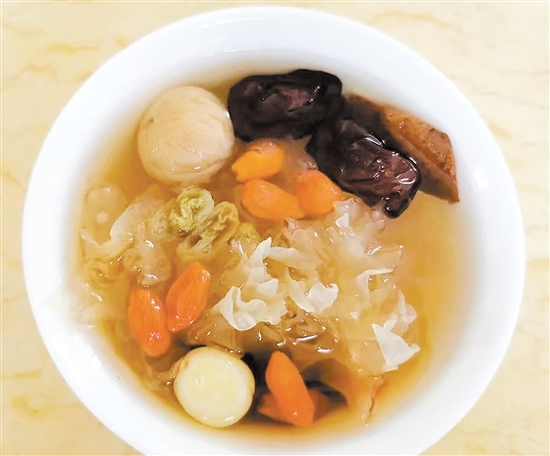 立秋后宜多吃銀耳等潤肺食物，能幫助呼吸系統(tǒng)適應季節(jié)變換。