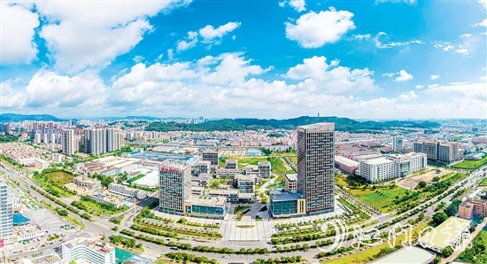 作為國(guó)家級(jí)高新區(qū)，江海區(qū)擁有國(guó)家級(jí)、省級(jí)、市級(jí)大型高端人才載體，“眾創(chuàng)空間—孵化器—加速器—專業(yè)園區(qū)”孵化育成體系正逐步完善。圖為高新創(chuàng)智城。彭偉宗