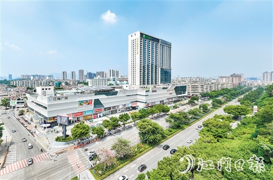 商業(yè)配套上，江海吸引多個(gè)大型商超入駐。圖為江海廣場(chǎng)。
