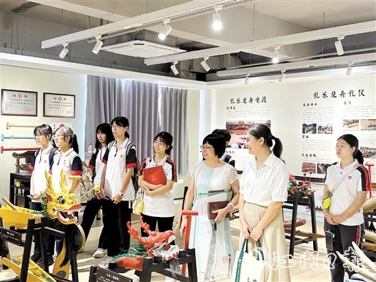 五邑大學(xué)“邑龍同舟”實(shí)踐團(tuán)走進(jìn)禮樂(lè)街道，了解禮樂(lè)龍舟文化。