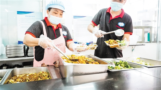 江門市第二人民醫(yī)院食堂的食材采購、烹飪加工、菜品設(shè)計、餐具消毒均按照合理、科學(xué)的標(biāo)準(zhǔn)執(zhí)行。