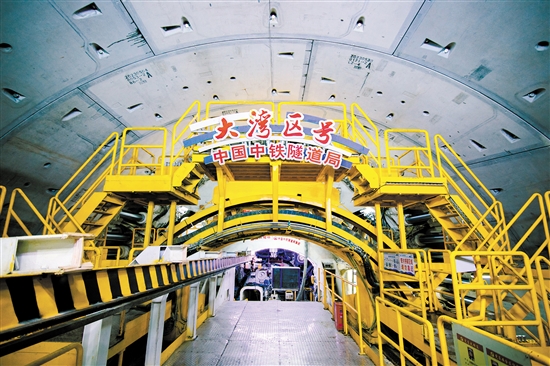 超大直徑盾構(gòu)機“大灣區(qū)號”率先完成了全部1468環(huán)的掘進任務(wù)。