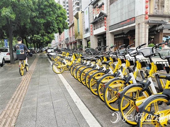 共享單車的出現(xiàn)，為不少市民的出行帶來(lái)了方便。
