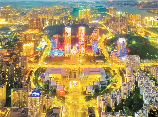環(huán)五邑華僑廣場(chǎng)商圈夜色璀璨，這個(gè)商圈區(qū)域范圍約110萬(wàn)平方米，包括江門萬(wàn)達(dá)廣場(chǎng)、江門大融城、中天新地廣場(chǎng)等多個(gè)大型商業(yè)綜合體，集購(gòu)物、餐飲、住宿、休閑、娛樂(lè)等多元文旅業(yè)態(tài)于一體，年均人流量約3000萬(wàn)人次，區(qū)域內(nèi)零售、餐飲類經(jīng)營(yíng)主體約1000家，月均營(yíng)業(yè)收入約1.8億元。