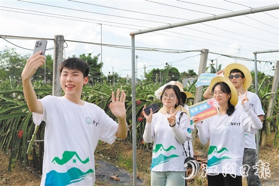 廣東南方職業(yè)學院“有夢·實踐”鄉(xiāng)村振興突擊隊大學生推介禮樂農(nóng)特產(chǎn)品。