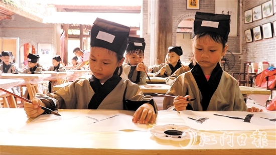 孩子們寫下“人”字，開筆破蒙。