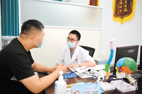 溫力生為疼痛患者看診。