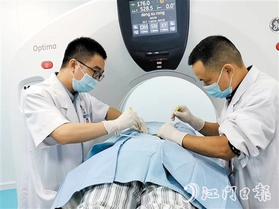 溫力生與林均練在CT引導下對患者進行治療。