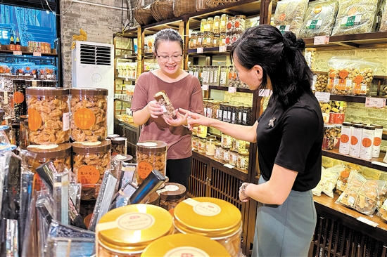 美籍華人李旻禧在草坪里經(jīng)營土特產(chǎn)店和咖啡店。