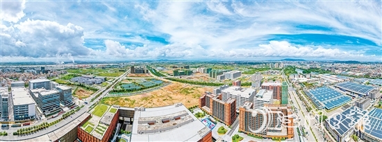 江海區(qū)產(chǎn)業(yè)新城拔地而起，駛?cè)氚l(fā)展快車道。邱昱