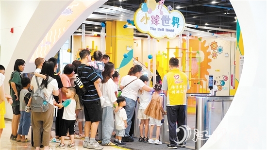 近年來，江海區(qū)人口大幅增長。區(qū)科技館深受家長和小朋友的歡迎。陳嬋