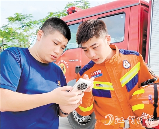 陳澎指導(dǎo)同事在新媒體平臺(tái)進(jìn)行消防宣傳。