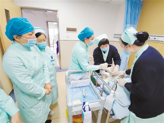 進行糖尿病足換藥護理。