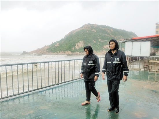 風急浪高，北陡鎮(zhèn)工作人員加強對野灘的巡查力度。趙可義