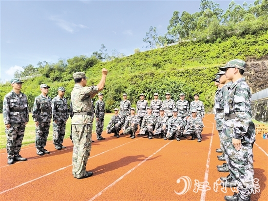 預(yù)定新兵頭頂烈日，在教練員的指揮下進行訓(xùn)練。