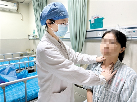 醫(yī)生幫患者檢查甲狀腺。