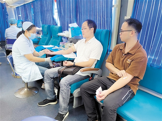 熱心市民積極捐獻熱血。