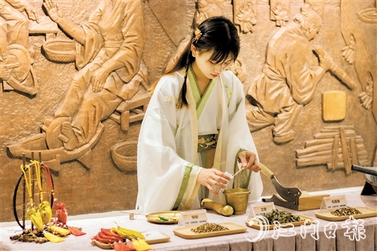 穿上古代服裝體驗中藥香囊制作。