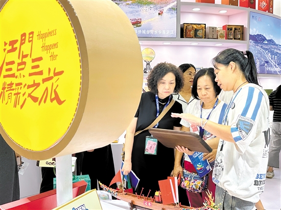 工作人員向觀眾介紹文創(chuàng)產(chǎn)品。