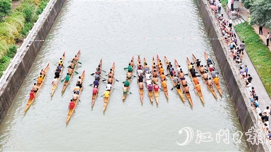 中秋假期，外海街道開展五人艇爭霸賽訓(xùn)練賽，吸引群眾駐足觀賽。劉瓊