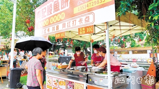 在荷塘鎮(zhèn)高村村，假期魚餅攤檔頗受歡迎。