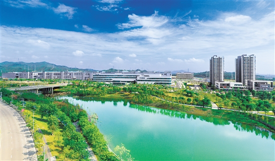 新會(huì)智造產(chǎn)業(yè)園鳳山湖園區(qū)納入江門市大型產(chǎn)業(yè)集聚區(qū)北組團(tuán)范圍，是中歐（江門）中小企業(yè)國(guó)際合作區(qū)的重要組成部分，同時(shí)納入省產(chǎn)業(yè)轉(zhuǎn)移工業(yè)園管理，已落戶項(xiàng)目7個(gè)（投試產(chǎn)項(xiàng)目4個(gè)），2023年實(shí)現(xiàn)規(guī)上工業(yè)產(chǎn)值約22.65億元。