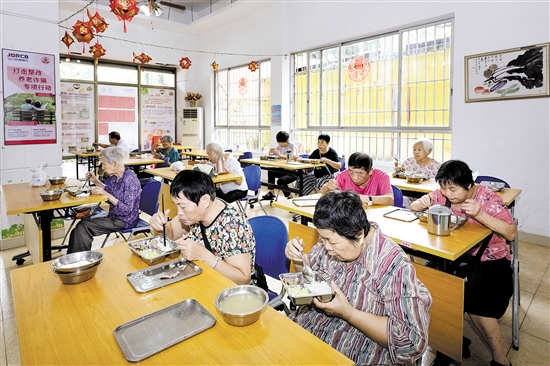 北門社區(qū)長(zhǎng)者食堂是新會(huì)區(qū)首家投入運(yùn)營(yíng)的長(zhǎng)者食堂，由維達(dá)慈善基金會(huì)資助。目前，會(huì)城街道共有3家社區(qū)長(zhǎng)者食堂，解決了100多名長(zhǎng)者每天的膳食問(wèn)題。