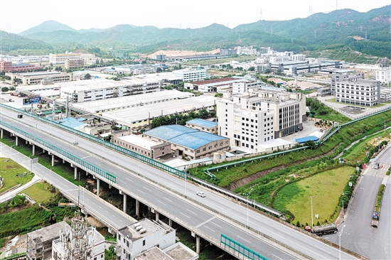 2019年以來(lái)，位于古井鎮(zhèn)的珠西新材料集聚區(qū)共引進(jìn)企業(yè)項(xiàng)目30個(gè)，現(xiàn)有規(guī)模以上企業(yè)22家，2023年實(shí)現(xiàn)規(guī)模以上工業(yè)總產(chǎn)值約64億元。