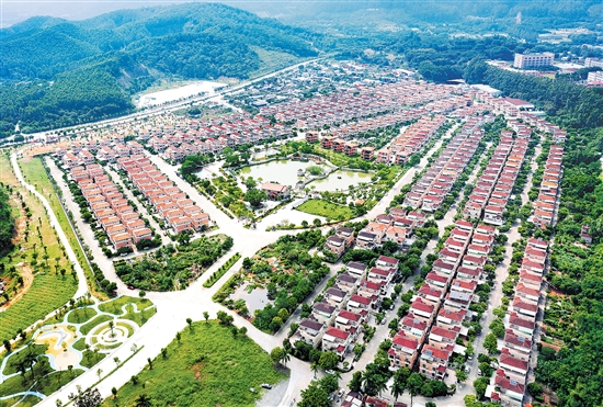 2023年，會(huì)城街道奇榜村集體收入突破6000萬(wàn)元。圖為奇榜新村按園林小區(qū)模式整體規(guī)劃、統(tǒng)一標(biāo)準(zhǔn)建設(shè)的401幢農(nóng)民別墅。