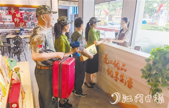 退役軍人們走進“蓬江優(yōu)品”青年廣場店選購商品。