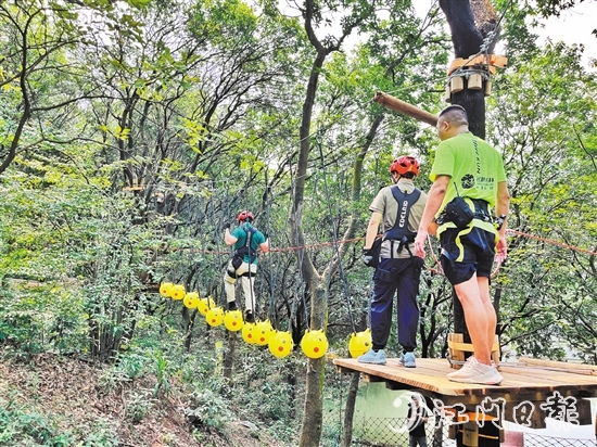 游客在工作人員的指導(dǎo)下，學(xué)習(xí)相關(guān)安全知識(shí)，現(xiàn)場(chǎng)體驗(yàn)部分游玩項(xiàng)目。