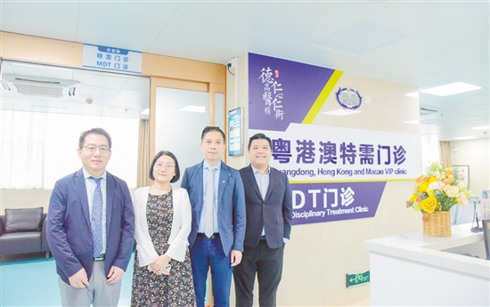 四位來自香港澳門的醫(yī)學(xué)專家來到“粵港澳特需門診”接診。