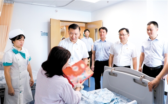 江門市人民醫(yī)院領(lǐng)導(dǎo)探望患者。