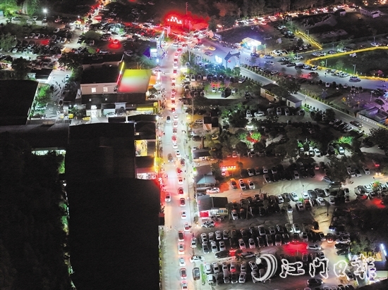 來五洞村品嘗牛肉的市民游客眾多，村內(nèi)不時(shí)形成“車龍”。