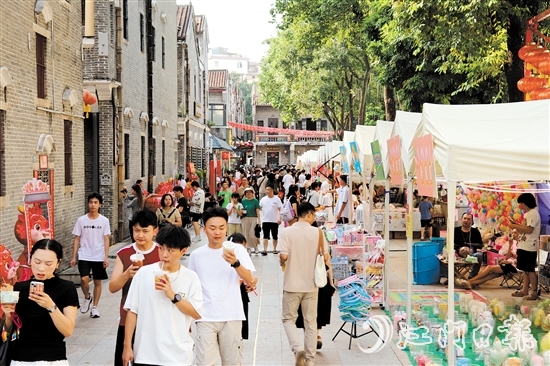 啟明里的國(guó)潮市集熱鬧非凡。