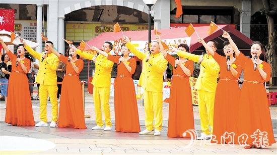 江門和美合唱團(tuán)的團(tuán)員們用真摯的情感和動(dòng)人的歌聲向祖國(guó)送上祝福。