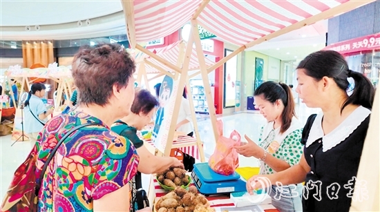市民在展銷會上購買天等縣特色農(nóng)產(chǎn)品。